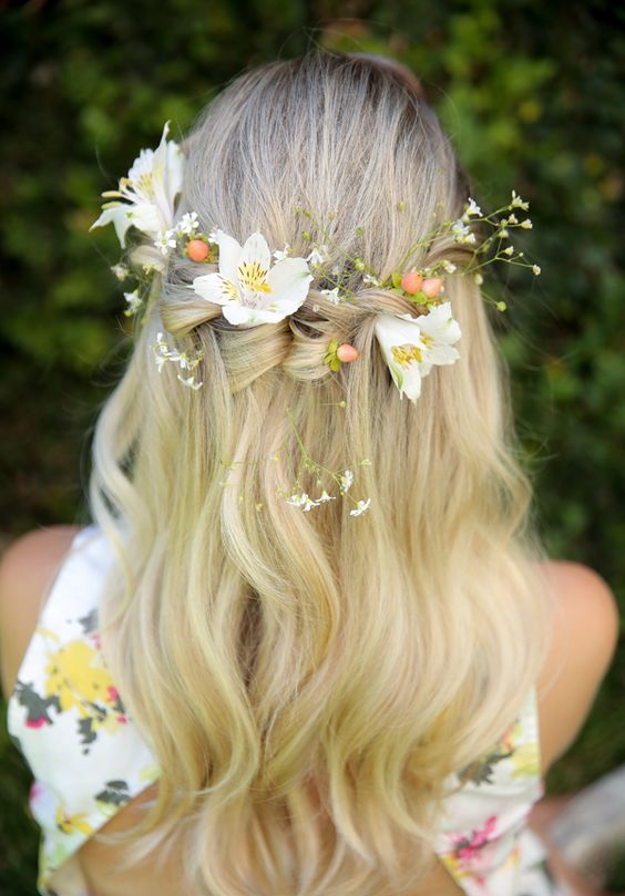 cabelo solto loiro com flores 