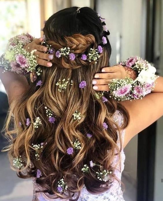 cabelo solto com flores e tranças 