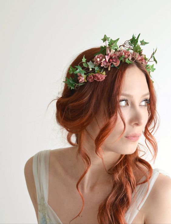 cabelo semi preso ruivo com tiara de flores 