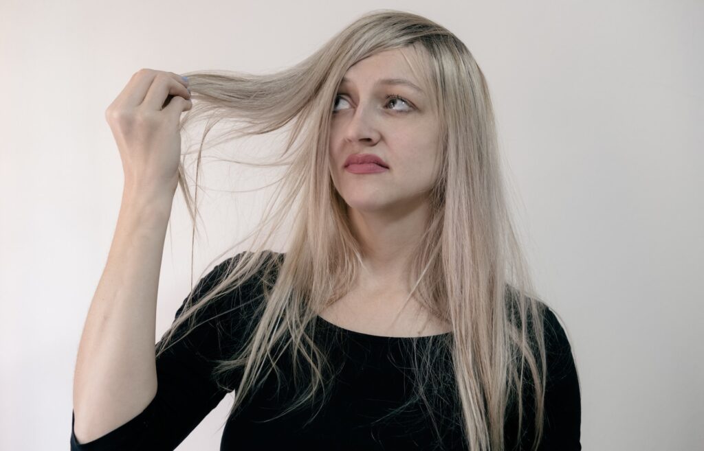 cabelos ressecados, com frizz e quebradiço