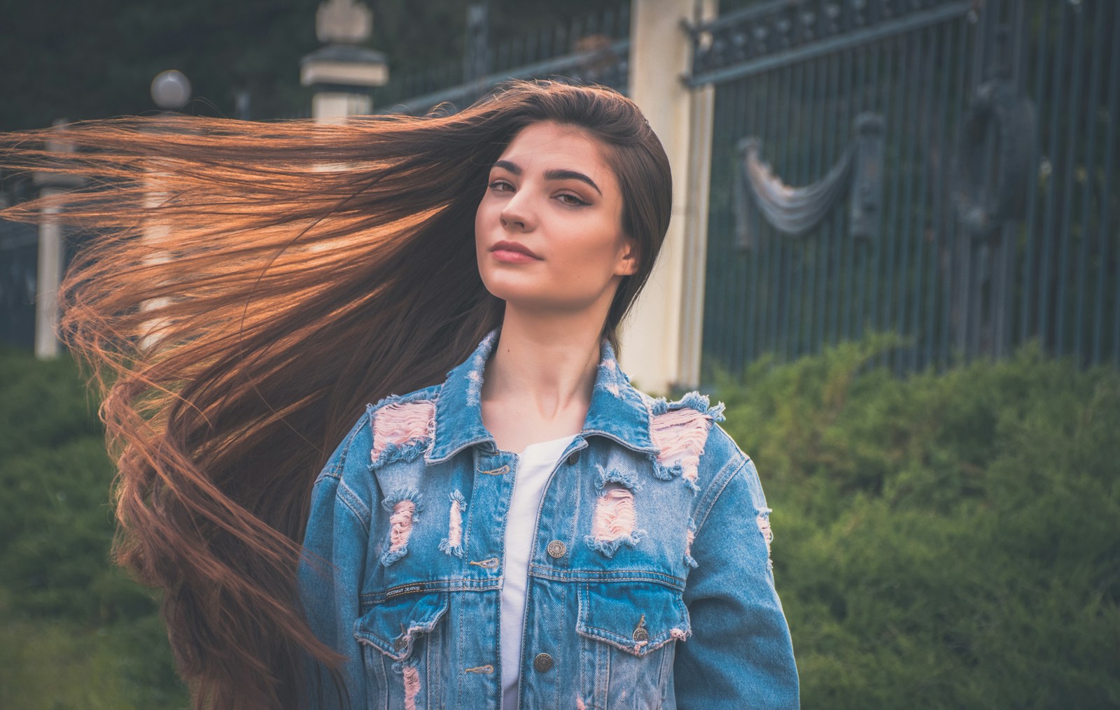 mulher com o cabelo liso